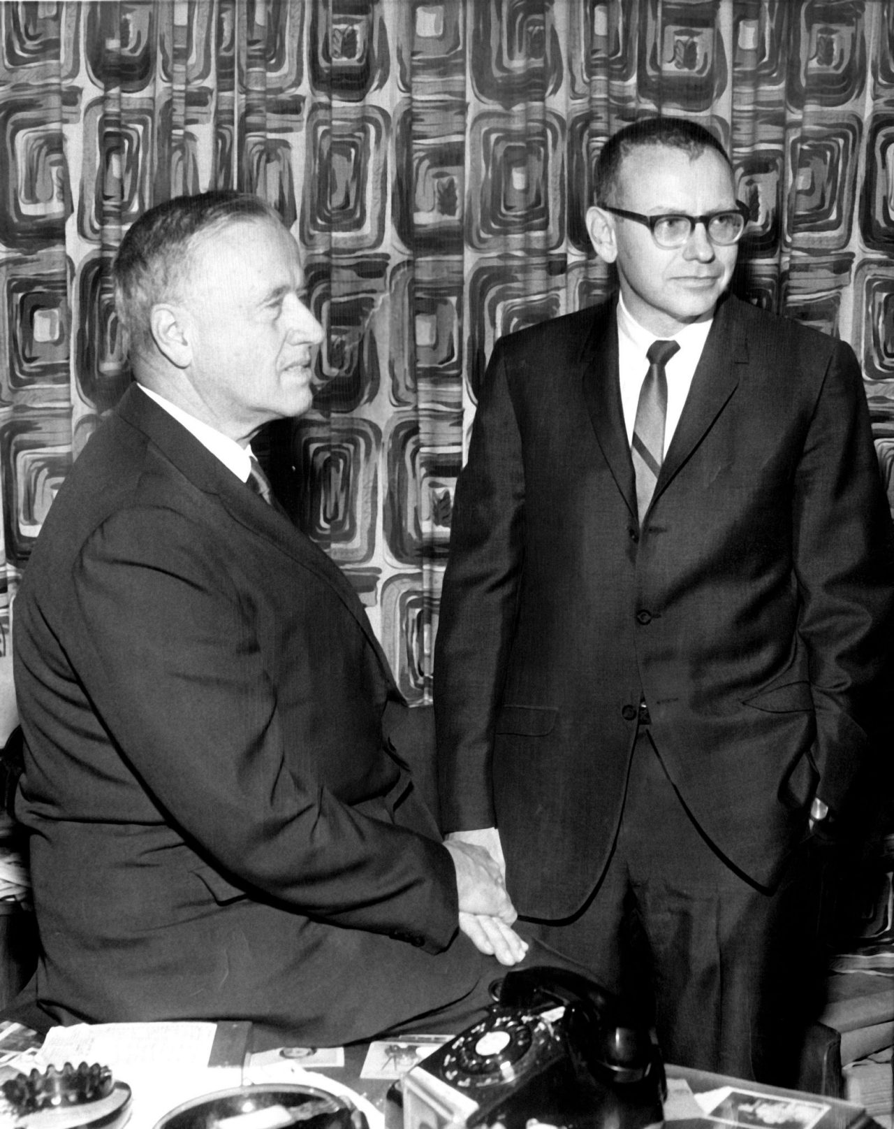 Jack D. Ringwalt, left, and Warren Buffett, right shaking hands